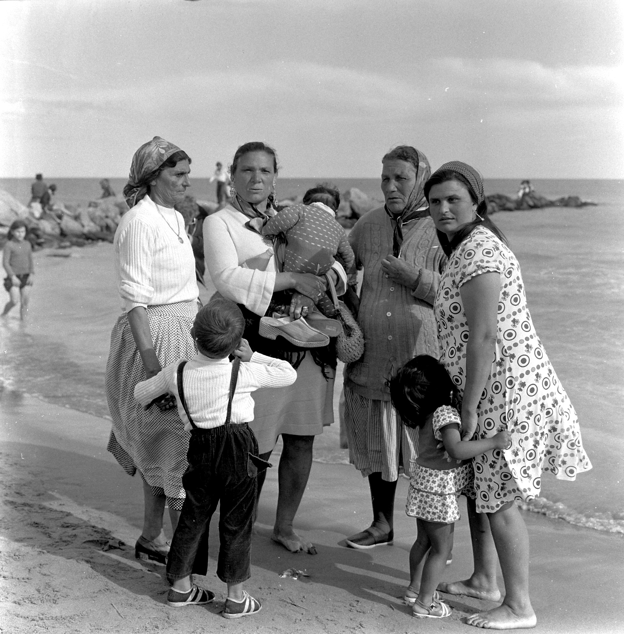 Josefa i Rosario Amaya i familia francesa a les Santes Maries de la Mar. La Camarga. França 1962