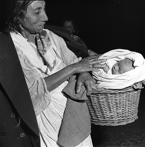 La Malena, l’ajuntaora i el seu nét. Montjuïc. Barcelona, ca. 1960