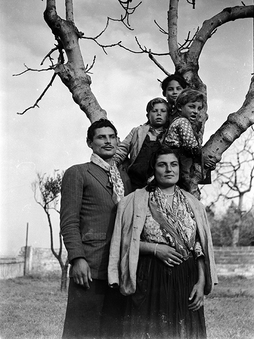El tío Paco amb la seva esposa, La Fela i els fills. Montjuïc. Barcelona, <em> ca.</em> 1950